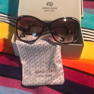 Anais Gvani New York sunglasses ☀️🤔🏝